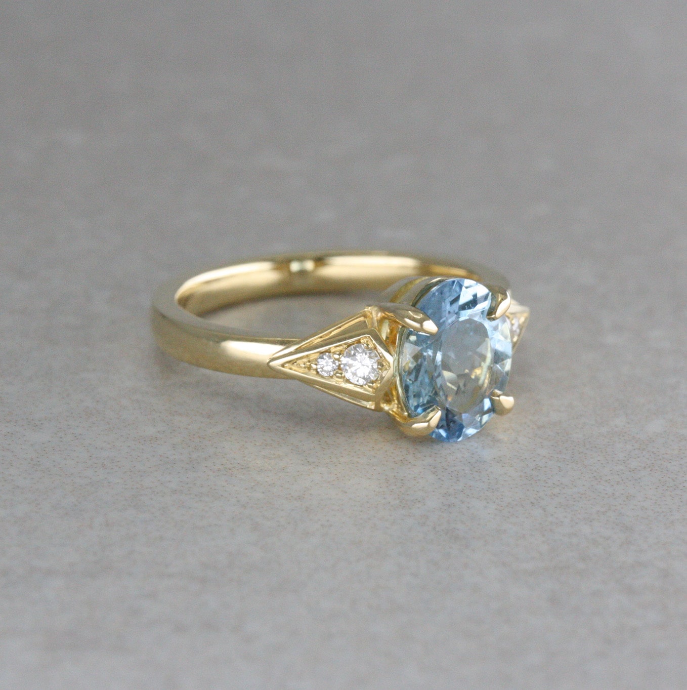 18ct Gold Oval Aquamarine and Diamond Ring
