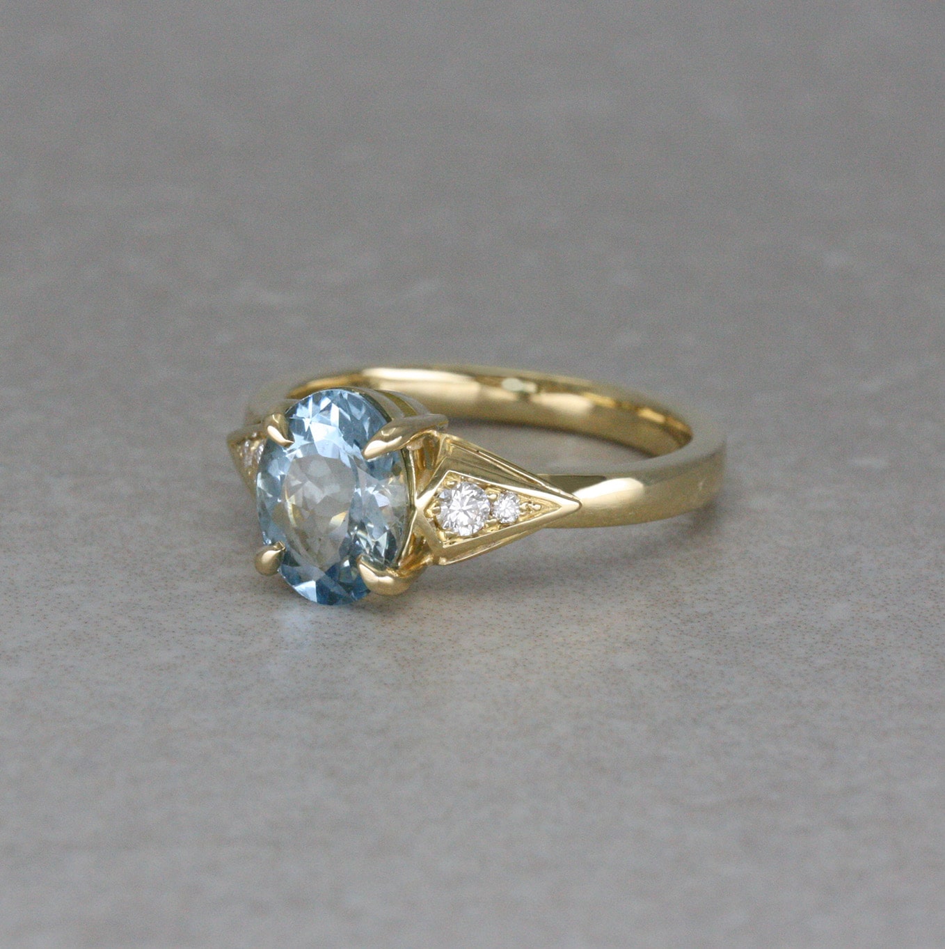 18ct Gold Oval Aquamarine and Diamond Ring