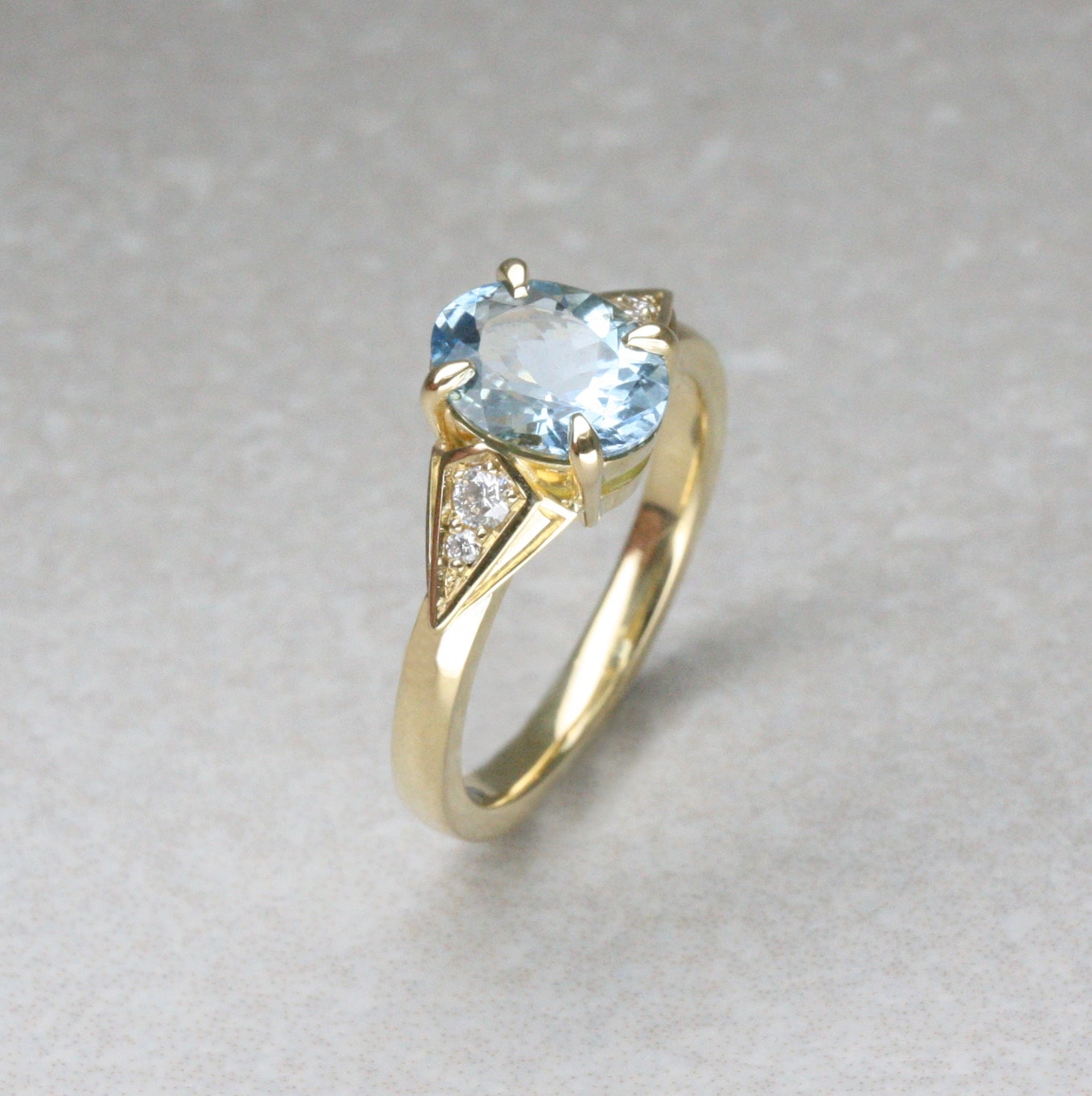 18ct Gold Oval Aquamarine and Diamond Ring
