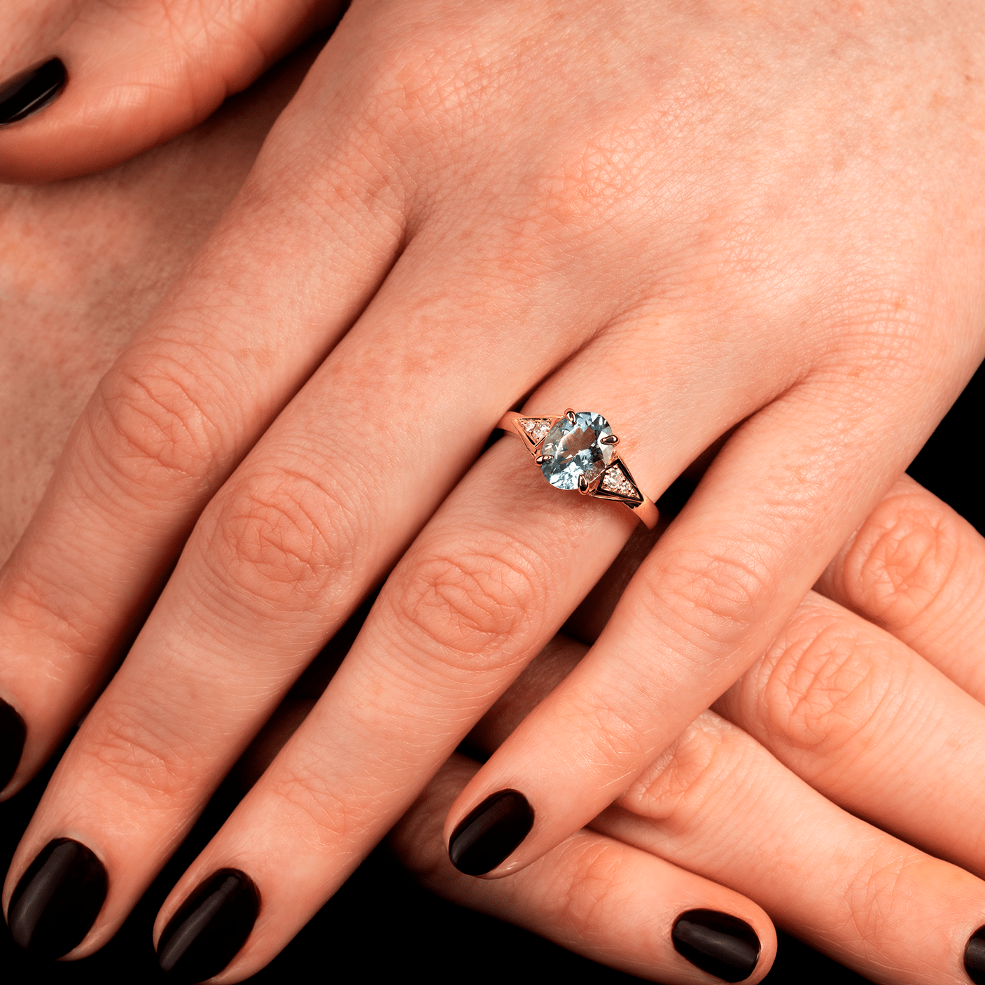 18ct Gold Oval Aquamarine and Diamond Ring