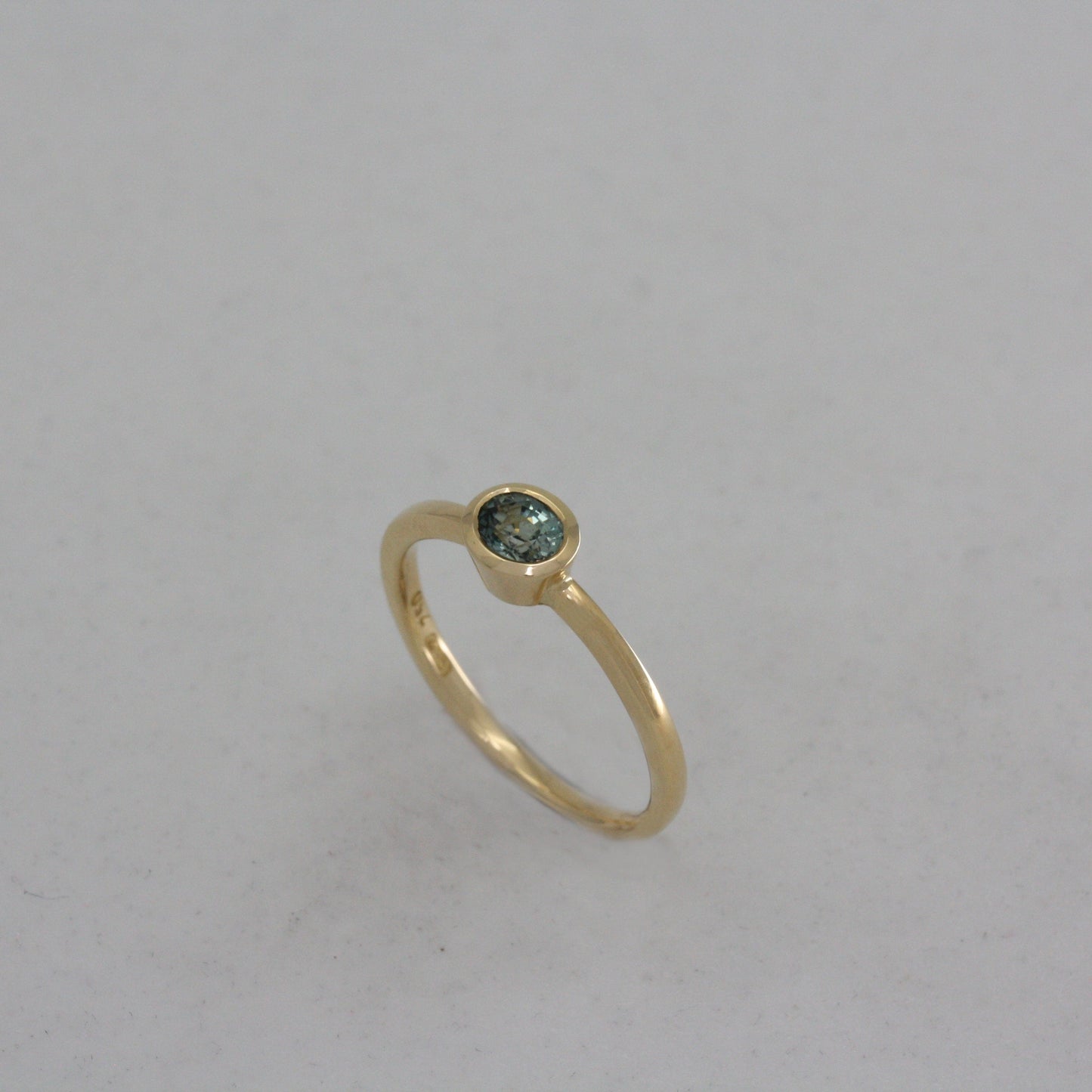 18ct Gold and Colour-Change Sapphire “Simple” Ring