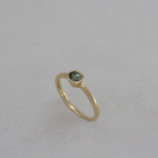 18ct Gold and Colour-Change Sapphire “Simple” Ring